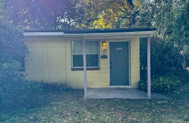Quiet Street with Beautiful Old Oaks photos photos