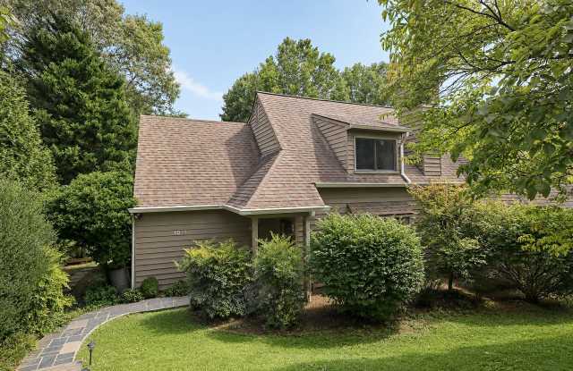 Move-in Ready Western Albemarle Home With Private Backyard Gallery 1