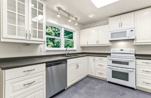 9877 SE 33rd Ave - 9877 Southeast 33rd Avenue, Milwaukie, OR 97222