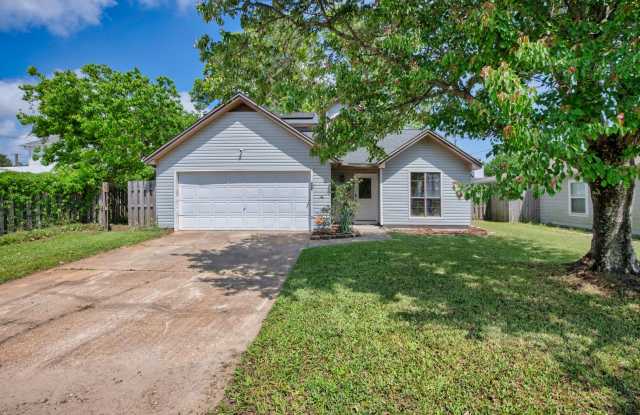 Charming 3-Bedroom Home with Solar Panels | Roommates  Pets Welcome! photos photos