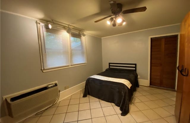 915 W Hopkins Street - 915 West Hopkins Street, San Marcos, TX 78666