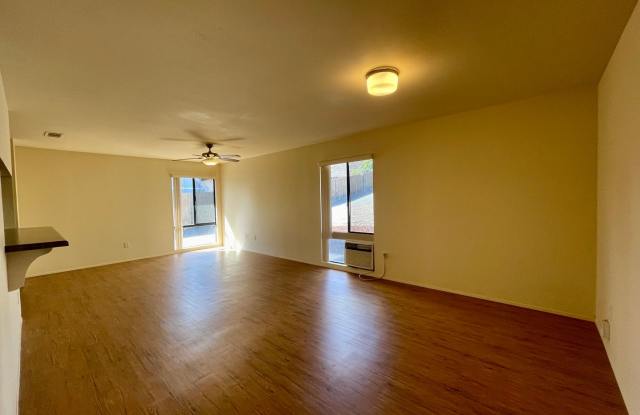 2 Bedroom 2 Bathroom with Garage in Lakeside! Gallery 4