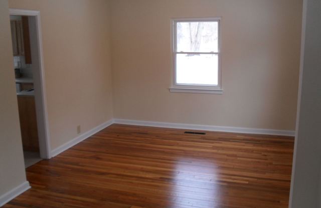 **3-BEDROOM HOME W/ ATTACHED GARAGE IN BEECHWOLD!!** Gallery 4
