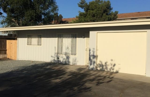 213 Nevada Ave - 213 Nevada Ave, Vista, CA 92084