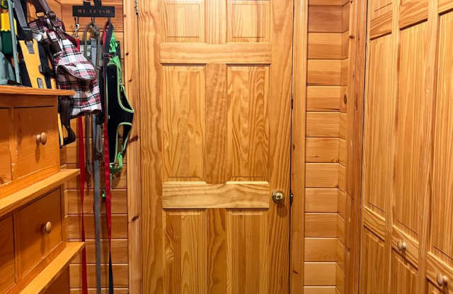 Winter Getaway Log Cabin in Meredith, NH — 2 Bed / 2 Bath (Large, Cozy, Woodsy!) Gallery 3