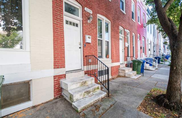 Renovated 3-Bedroom Townhome with Central Air, Updated Kitchen & Fenced Backyard Gallery 4