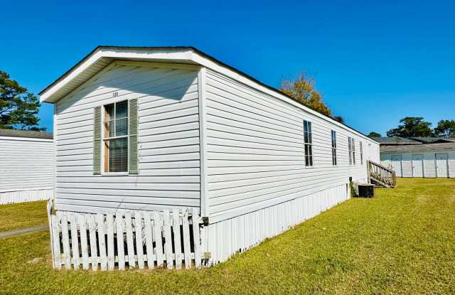 JACKSONVILLE - 3 Bedroom Mobile Home - conveniently located to Camp Lejeune! - 120 Zack Circle, Jacksonville, NC 28540