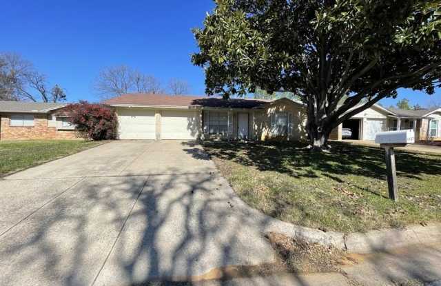 1107 Wildwood Drive - 1107 Wildwood Drive, Arlington, TX 76011