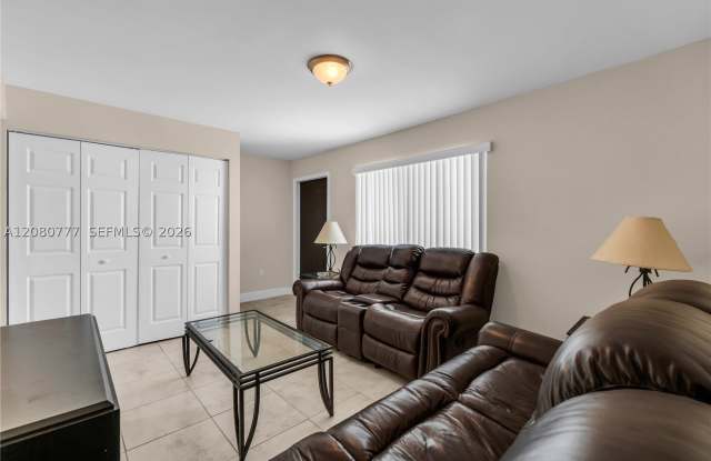1990 NW 4th Ct Gallery 4