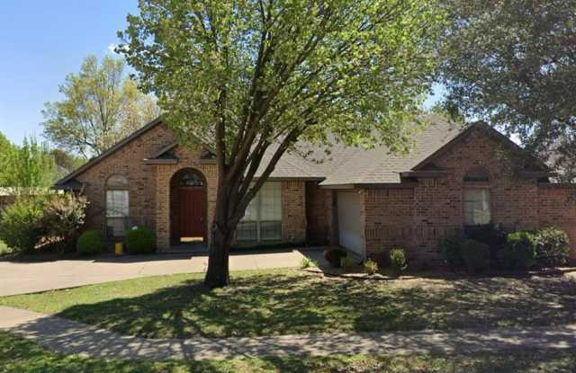 106 Wellington Court - 106 Wellington Court, Waxahachie, TX 75165