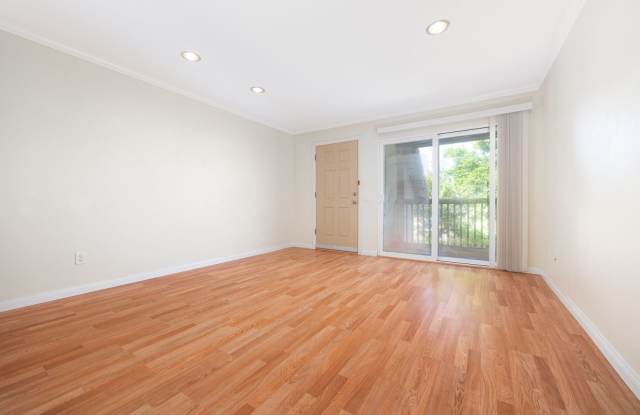Gated Community Updated 2 Bed/ 2 Bath Condo in El Cajon with A/C and Washer/Dryer in Unit! Gallery 4