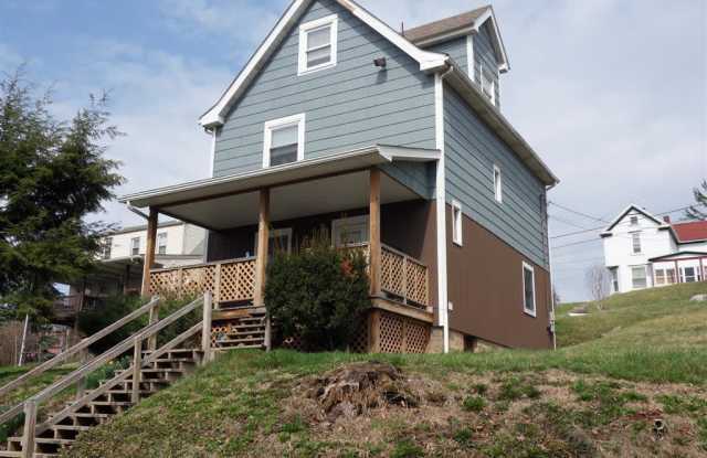 3 Bedroom, 1 Bath Home in Wiles Hill area - Available for June, July or August move in! - 328 Smith Avenue, Morgantown, WV 26505