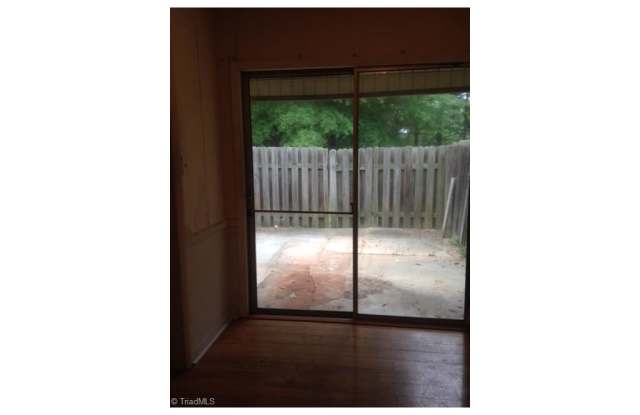 READY TO MOVE IN! 2 Beds 1 Bath! Gallery 1