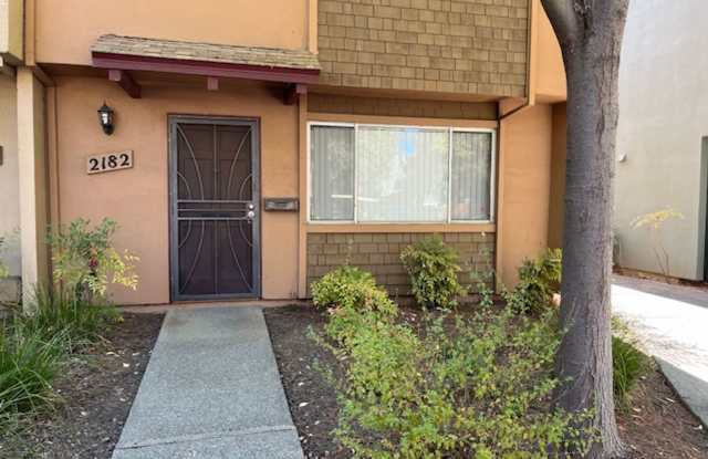 3 bedroom 1.5 bathroom condo in Davis - 2182 Bella Casa Street, Davis, CA 95616