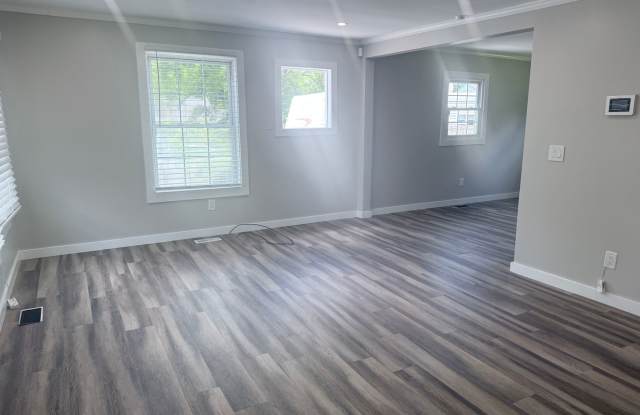 2 bedroom, 1 bath, large back yard photos photos