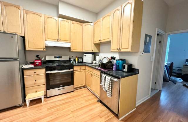 Eligible for 1k rebate!   Perfectly located 3 bed near NEU, Berklee, Wentworth, Hospitals and more!   Pet Friendly! photos photos