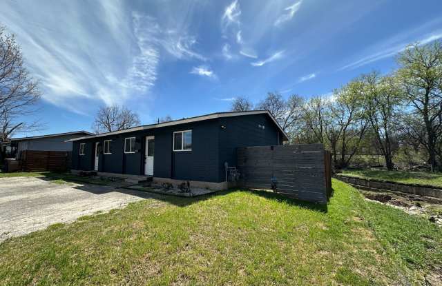 Darling Duplex Unit Single Story 2 Bedrooms 1 Bathroom for Rent in Central Austin! Gallery 3