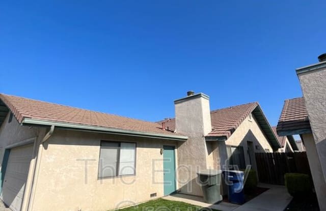 1902 E Henshaw Avenue - 1902 Henshaw Avenue, Tulare, CA 93274