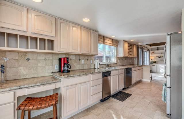 Fully Furnished Reno Retreat – Utilities Included & Flexible Lease Terms Gallery 4