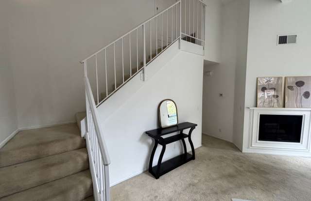 American Beauty Village 4-Bedroom Condo for Rent in Canyon Country! Gallery 1