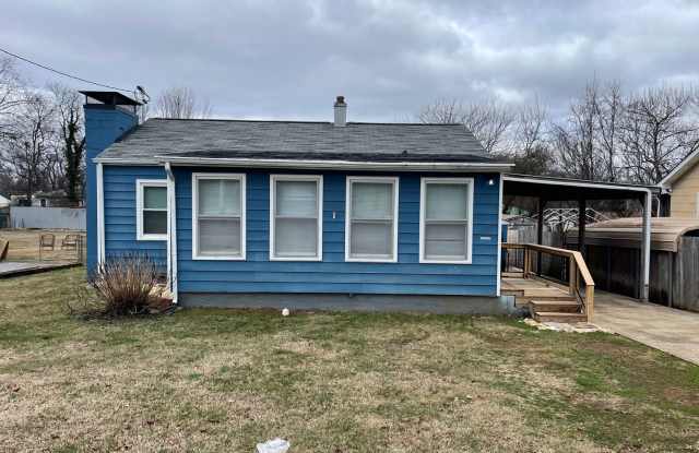 Beautiful 2-bed 1-bath Home with Large Fenced-in Backyard Gallery 1