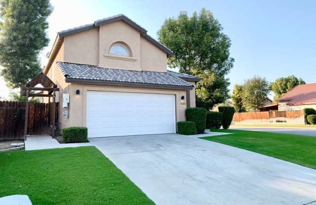 Beautiful Northwest Bakersfield Home with Solar - Ready for Immediate Move In! - 1005 Sand Creek Drive, Bakersfield, CA 93312