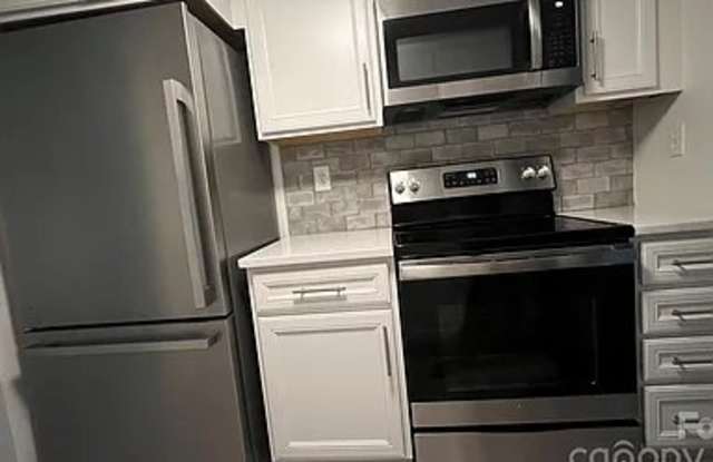 9408 Lexington Cir - 9408 Lexington Circle, Charlotte, NC 28213