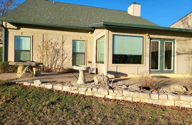 547 Fairway Dr - 547 Fairway Drive, Kerrville, TX 78028