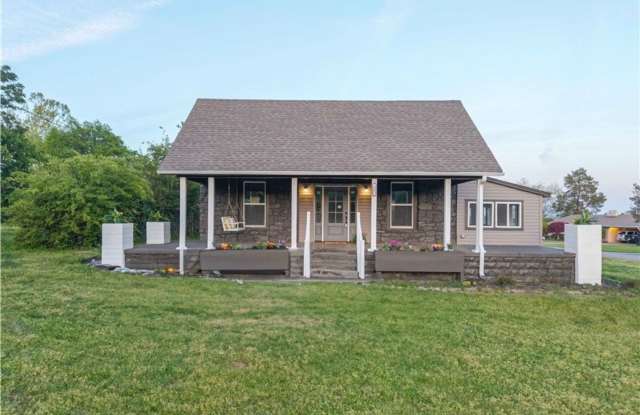 Quiet Comfort: Charming 3 Bed, 2.5 Bath Home in Van Buren - 802 North 11th Street, Van Buren, AR 72956