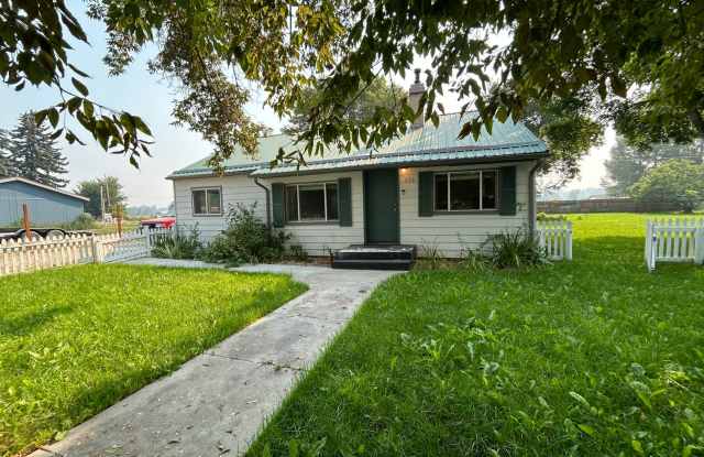 Charming 1 Bedroom, 1 Bathroom Home Gallery 1