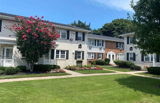 348 Kensington Lane - 348 Kensington Lane, Levittown, NY 11714