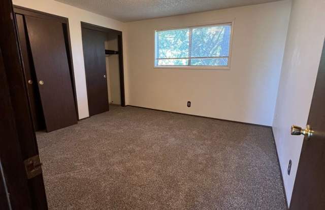 2 Bedroom, 1 Bathroom Upstairs Apartment in the South Suburbs! Gallery 3
