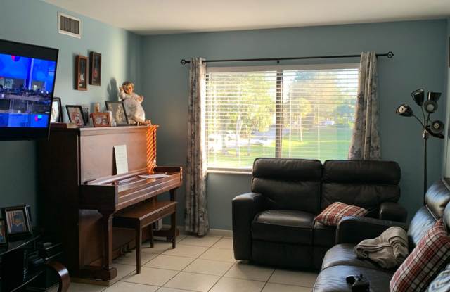 ** ANNUAL UNFURNISHED RENTAL ** - SPRINGWOOD - NEAR WINTERPARK AND EAST NAPLES MIDDLE SCHOOL***GREAT LOCATION*** Gallery 3