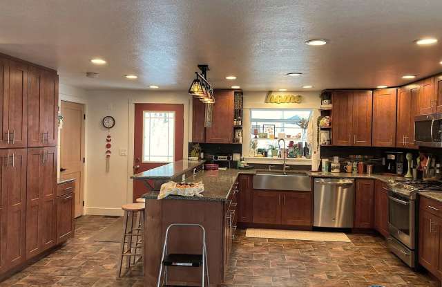 Family Friendly 5-bedroom 3-bath beautiful home in Onaway Gallery 4