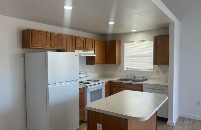 * $1,000 MOVE IN SPECIAL FIRST MONTH RENT * - 745 Southwest Cedar Hill Drive, Madras, OR 97741