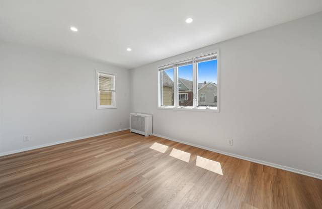 121 W 12TH ST Gallery 4