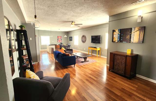 501-2 South Frisco Gallery 4