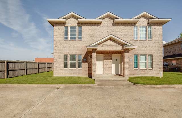 IMMEDIATE MOVE IN!!!  3 bedroom 3 Bathroom Duplex Next Door to Blinn! photos photos