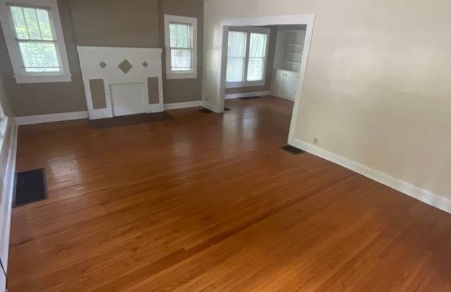 712 East Cottage Grove Avenue Gallery 3