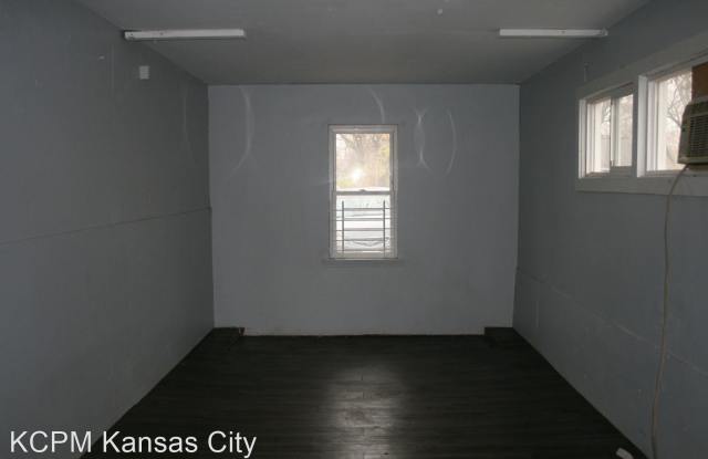 4724 E 44th Terrace Gallery 4
