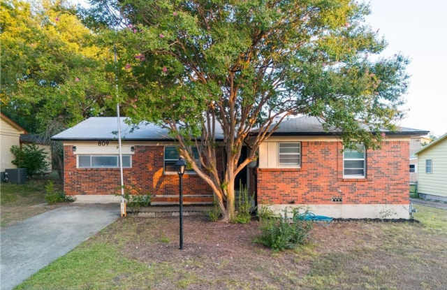 Renovated 4-bedroom 1.5 bathroom home! Housing accepted! photos photos