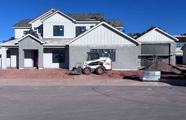 5 bed 4.5 bath home with pool in Crimson Cliff Boundary photos photos