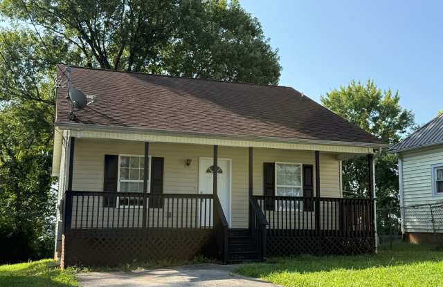 Charming 3 bedroom 2 bath bungalow- brand new refrigerator! photos photos