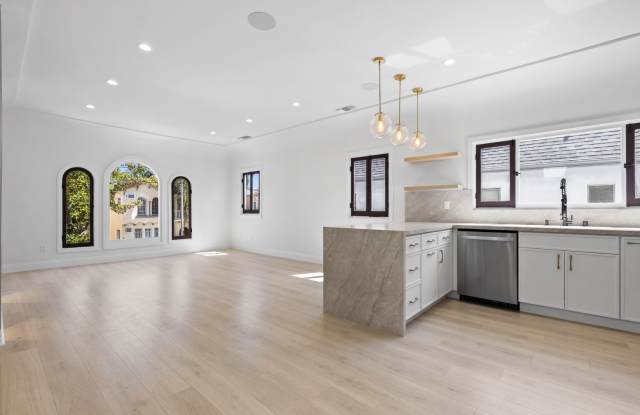 3 Bed / 2 1/2 Bath Luxury Apartments - Just steps from The Grove! Gallery 3