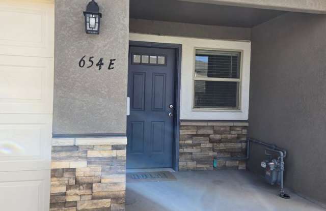 Newer Townhome Close to Shopping photos photos