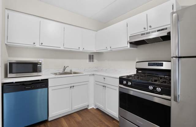Welcome home to this bright and inviting 2Bd/1Bth condo in the sought-after Huntington Club community. All utilties included! Gallery 3