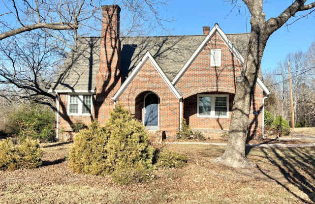 Spacious 3 Bedroom in Reidsville with an Office- Newly Renovated - Lawncare Included! photos photos