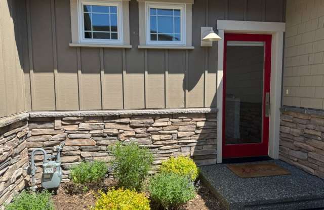End Unit, 3 Bed, 2.5 Bath PLUS Bonus Room, Anacortes Gallery 2
