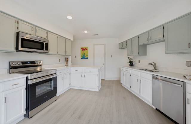815 Ventura Park Gallery 3
