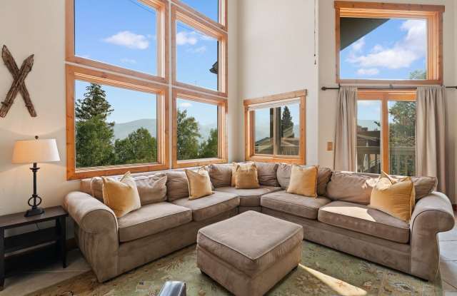 3 Bedroom pus Bonus room- Bright townhome on Quiet Street- Fully Furnished Gallery 4